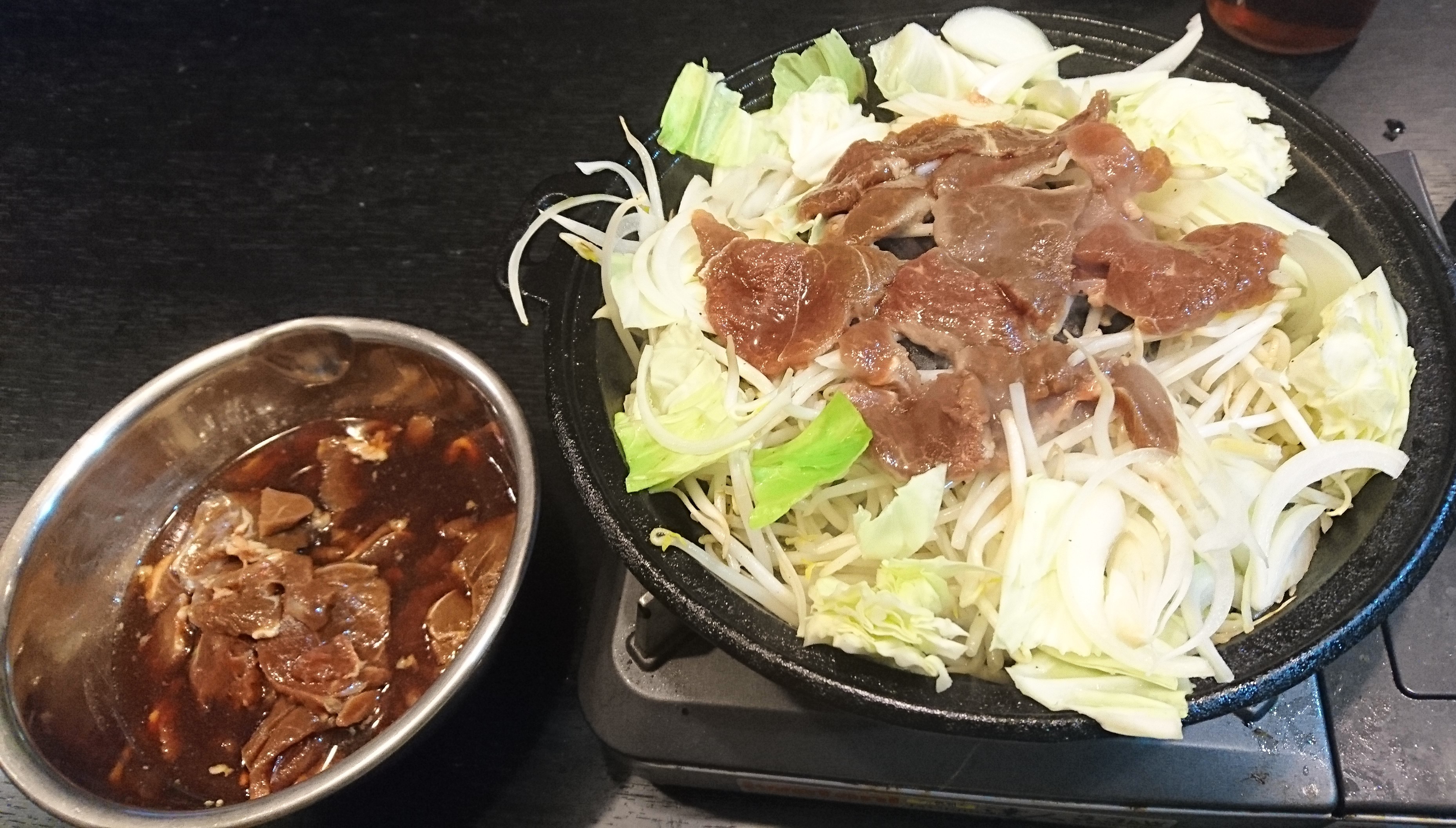 さぁ食うぞ 松尾ジンギスカンを専用鍋で美味しく食べる方法を紹介します 北海道の観光 お土産 ラーメン情報を地元32年在住の2人が発信する北海道遊食住project