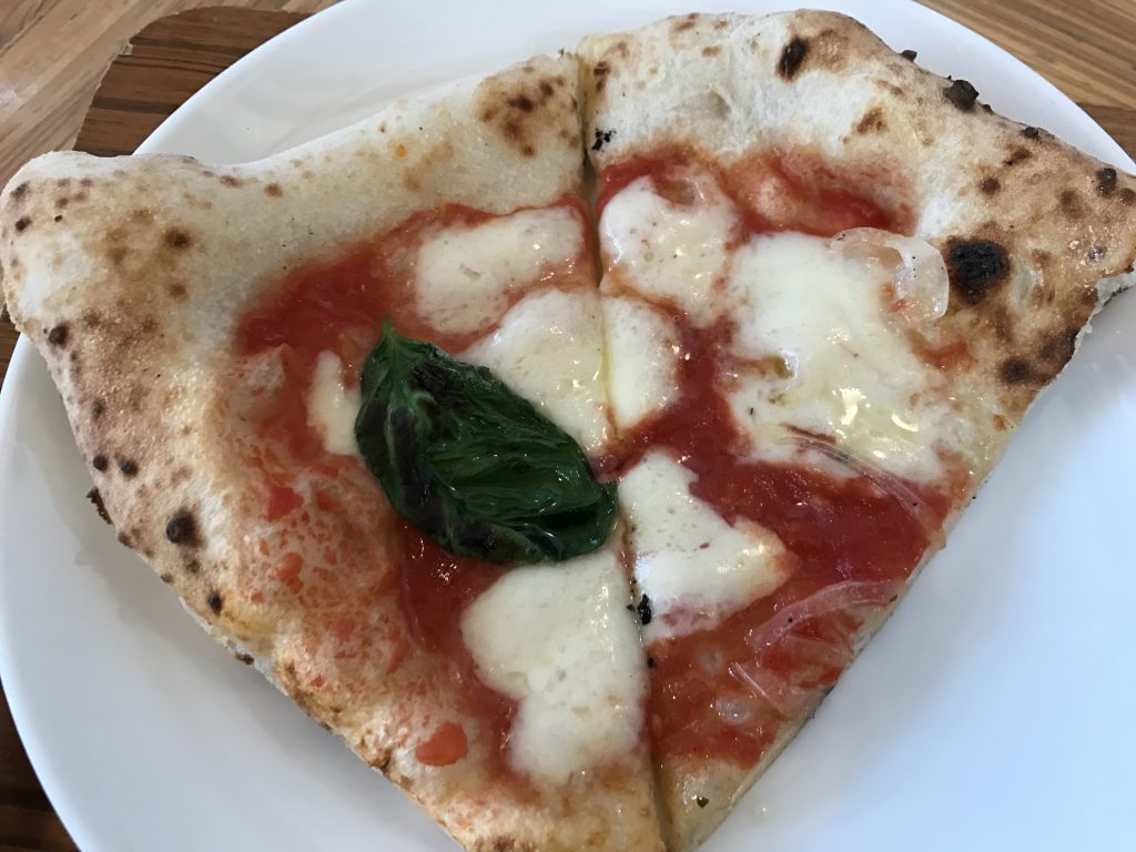 富良野チーズ工房の焼きたてピザが美味しい 地元の食材で絶品グルメを堪能 北海道の観光 お土産 ラーメン情報を地元32年在住の2人が発信する北海道遊食住project